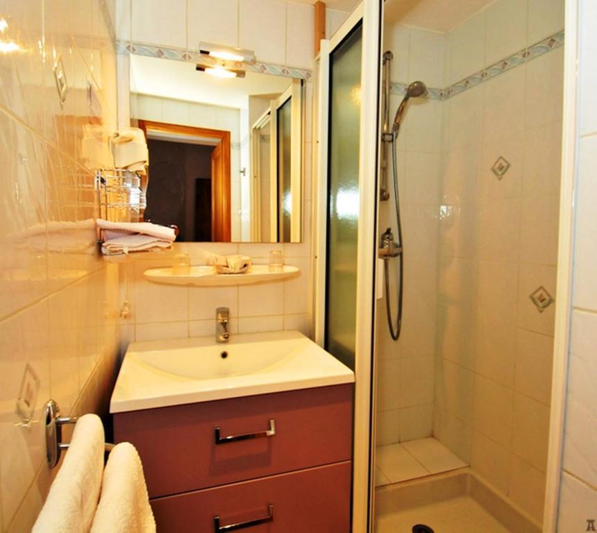 Hotel La Montagne Fleurie Barèges Habitación foto